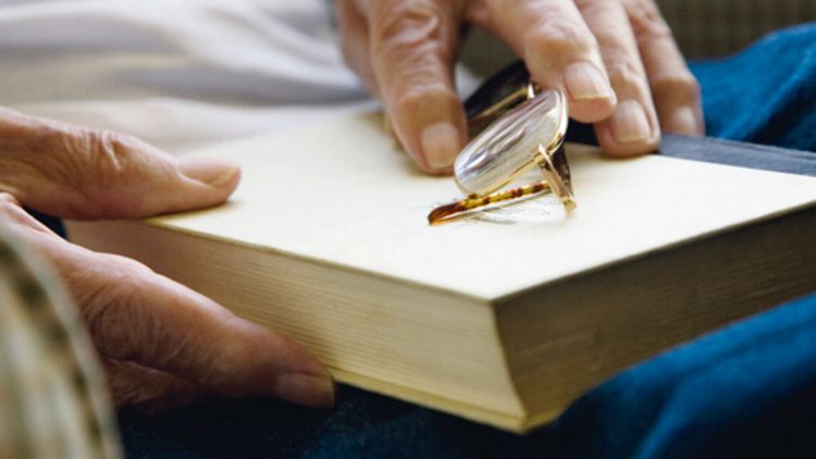 eine Brille liegt auf einem Buch