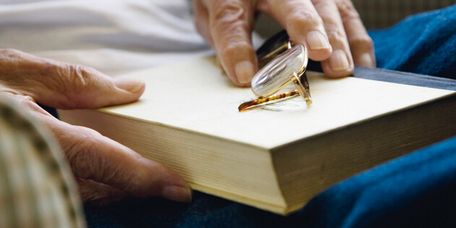 eine Brille liegt auf einem Buch