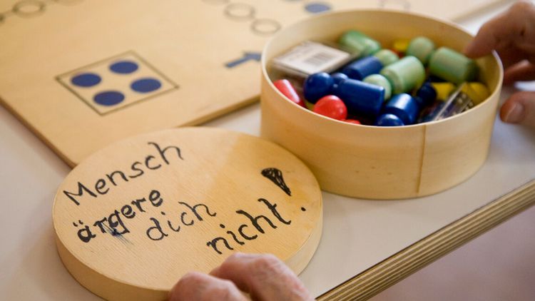 Spielbrett mit bunten Mensch ärgere dich nicht Figuren