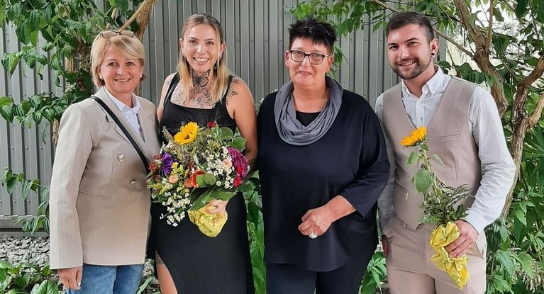 Heimleitung zeichnet Auszubildende zur Pflegefachkraft aus