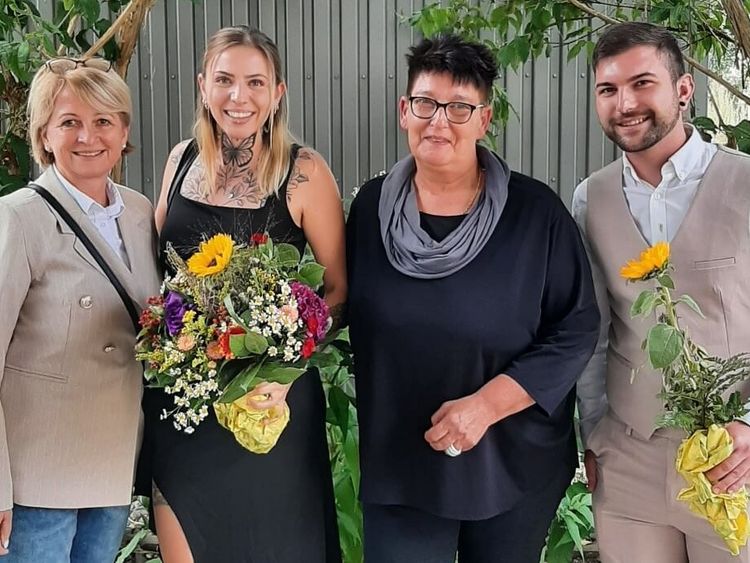 Heimleitung zeichnet Auszubildende zur Pflegefachkraft aus
