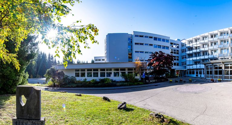 Eingang der MEDICLIN Albert Schweitzer Klinik in Königsfeld